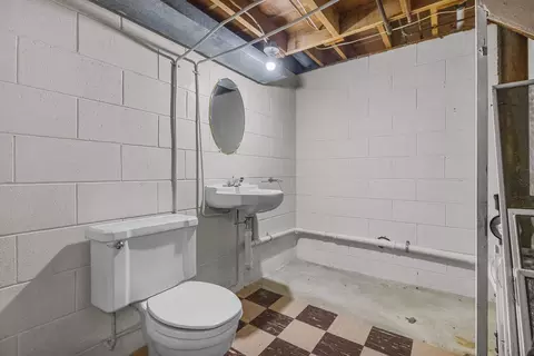 Bath - 2700 N Lillian Ct, Appleton, WI 54911 photo 2 of 2