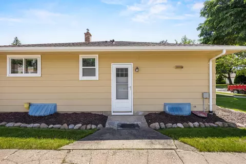 Exterior - 2700 N Lillian Ct, Appleton, WI 54911 photo 9 of 12