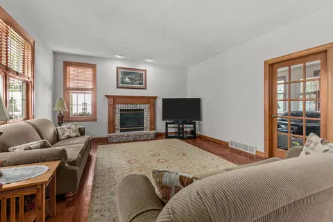 Living - 224 E Carrington Ln, Appleton, WI 54913 photo 2 of 5