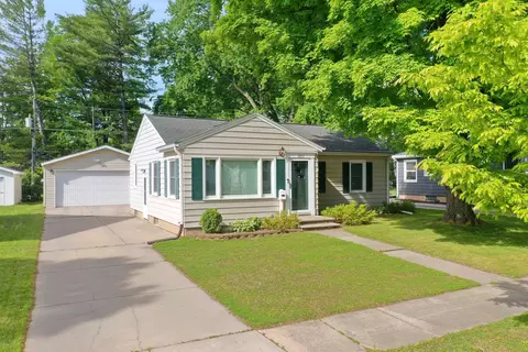 1253 Marian Ln, Green Bay, WI 54304