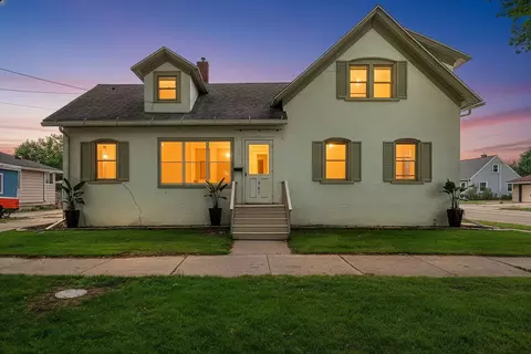 907 Elmore St, Green Bay, WI 54303