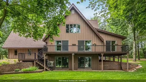 63 Crestview Dr, Hortonville, WI 54944