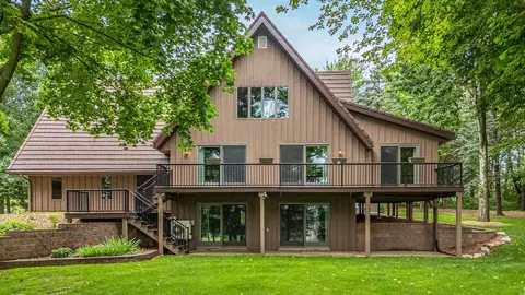 63 Crestview Dr, Hortonville, WI 54944