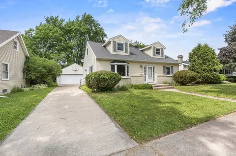 Exterior - 1136 W Roberts Ave, Appleton, WI 54914 photo 3 of 14