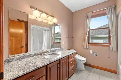 Bath - 1892 N Sunrise Ln, Appleton, WI 54913 photo 3 of 4