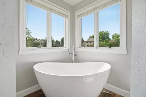 Bath - 4717 N Tanglewood Dr, Appleton, WI 54913 photo 3 of 6