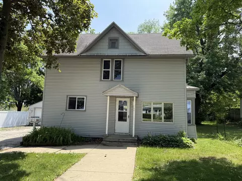 144 E Ontario St, Omro, WI 54963