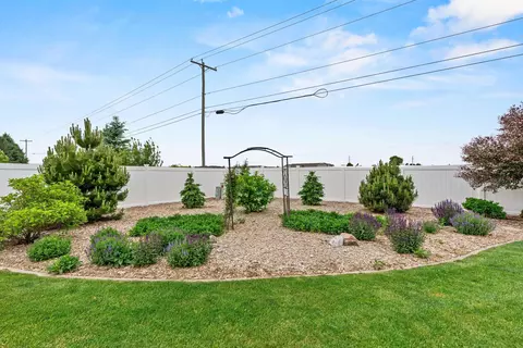 Exterior - 5111 N Gala Ct, Appleton, WI 54913 photo 5 of 6