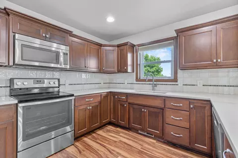 Kitchen - 5111 N Gala Ct, Appleton, WI 54913 photo 3 of 5
