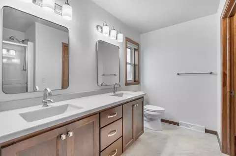 Bath - 5111 N Gala Ct, Appleton, WI 54913 photo 2 of 4