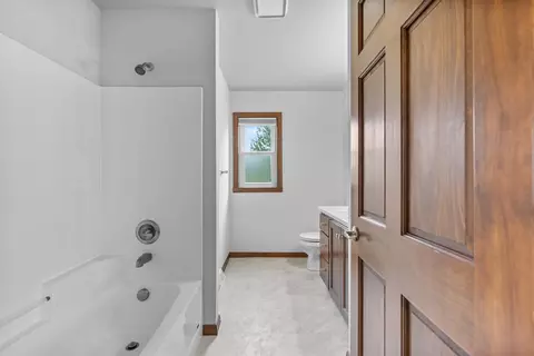 Bath - 5111 N Gala Ct, Appleton, WI 54913 photo 3 of 4
