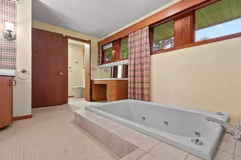 Bath - 5531 Long Ct, Appleton, WI 54914 photo 4 of 6