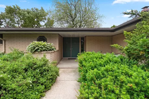 Exterior - 5531 Long Ct, Appleton, WI 54914 photo 2 of 15