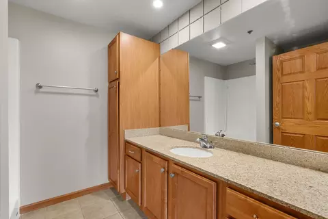 Bath - 400 N Richmond St, Appleton, WI 54911 photo 2 of 5