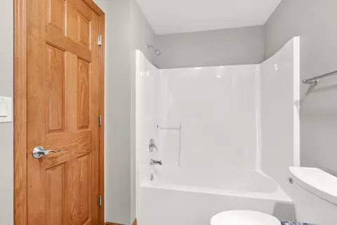 Bath - 400 N Richmond St, Appleton, WI 54911 photo 3 of 5