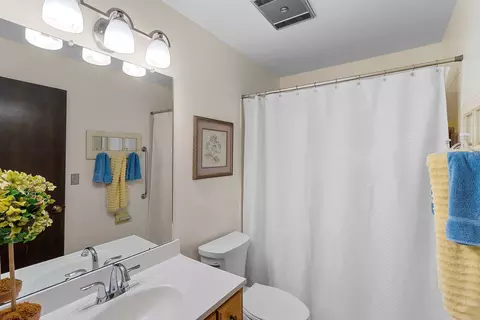 Bath - 3182 Justin Ct #5, Appleton, WI 54914 photo 1 of 2