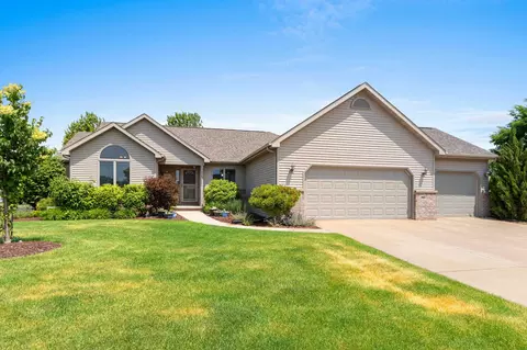 1301 Kampo Dr, Neenah, WI 54956