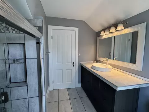 Bath - 1341 W 2nd St, Appleton, WI 54914 photo 3 of 4
