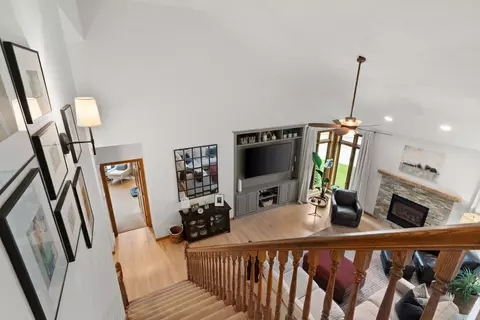 Entry Way - 45 Bellevue Pl, Appleton, WI 54913 photo 4 of 6