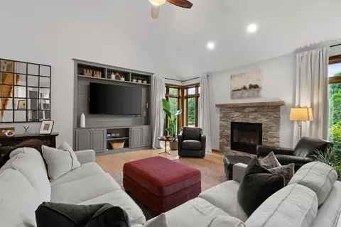 Living - 45 Bellevue Pl, Appleton, WI 54913 photo 4 of 4