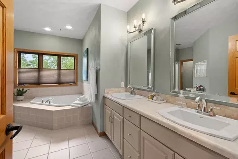 Bath - 45 Bellevue Pl, Appleton, WI 54913 photo 2 of 8