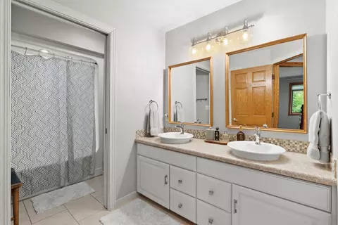 Bath - 45 Bellevue Pl, Appleton, WI 54913 photo 7 of 8