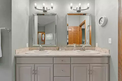 Bath - 45 Bellevue Pl, Appleton, WI 54913 photo 3 of 8