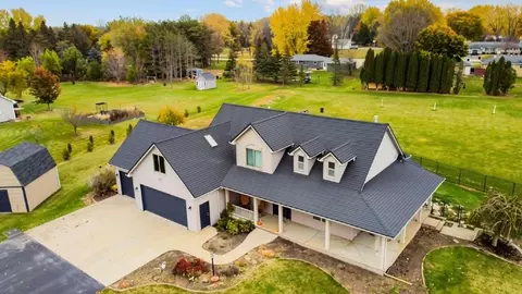8120 Challenger Dr, Neenah, WI 54956