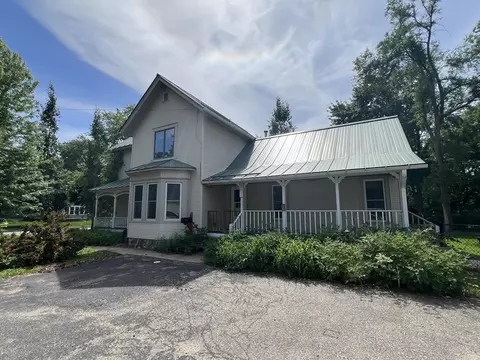 713 E Lake St, Waupaca, WI 54981