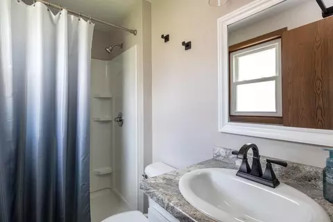 Bath - 95 Northbreeze Dr, Appleton, WI 54911 photo 2 of 3