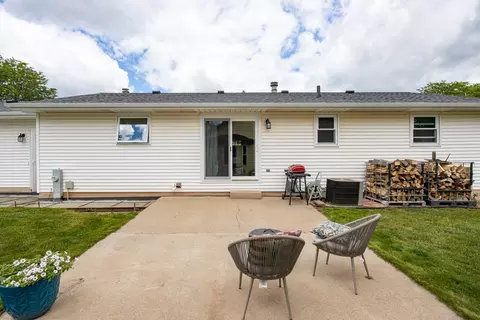 Exterior - 95 Northbreeze Dr, Appleton, WI 54911 photo 2 of 9