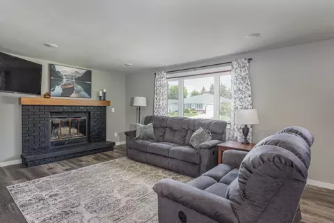 Living - 95 Northbreeze Dr, Appleton, WI 54911 photo 2 of 2