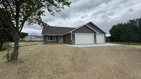 709 Robin St, New London, WI 54961