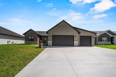 3141 Lazy Oak Ct, Green Bay, WI 54311