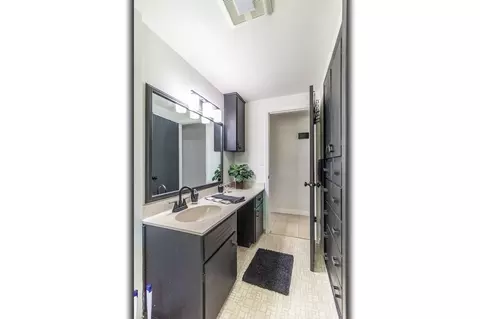 Bath - 527 E Wilson Ave, Appleton, WI 54915 photo 3 of 3