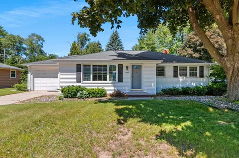 1430 Oak Ridge Dr, Green Bay, WI 54313