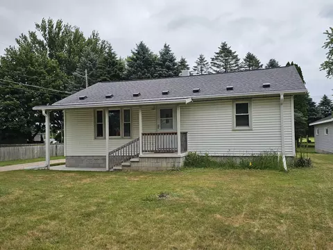 817 High St, Wild Rose, WI 54984