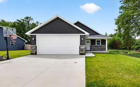 37 Ash Grove Pl, Kaukauna, WI 54130
