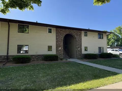 1755 Maricopa Dr #B, Oshkosh, WI 54904