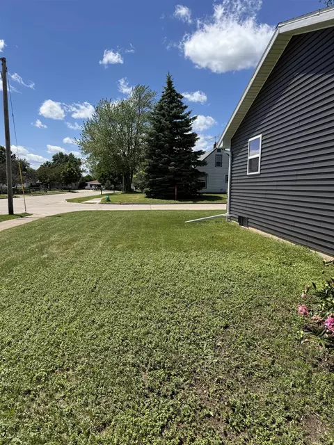 Exterior - 2704 N David St, Appleton, WI 54914 photo 5 of 12