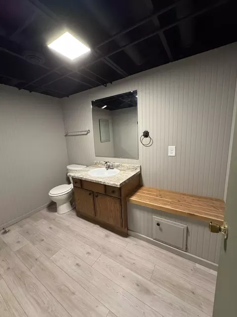 Bath - 2704 N David St, Appleton, WI 54914 photo 4 of 5