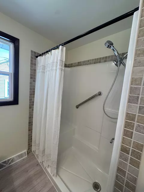 Bath - 2704 N David St, Appleton, WI 54914 photo 3 of 5