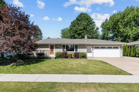 901 Carol Lynn Dr, Little Chute, WI 54140
