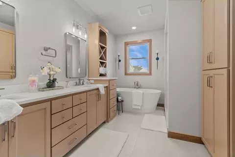 Bath - 266 E Sweetwater Way, Appleton, WI 54913 photo 4 of 13