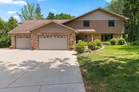2447 Parkwood Dr, Green Bay, WI 54304