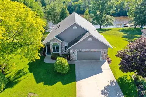 74 Shore Dr, Clintonville, WI 54929