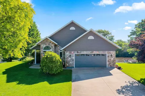 74 Shore Dr, Clintonville, WI 54929