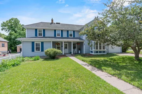 27 9th St, Clintonville, WI 54929