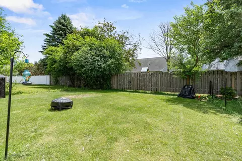 Exterior - 1633 W Weiland Ln, Appleton, WI 54914 photo 6 of 8