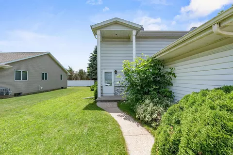 Exterior - 1633 W Weiland Ln, Appleton, WI 54914 photo 1 of 8